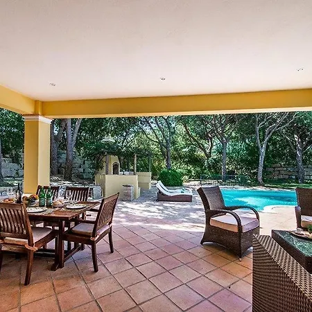 Villa Sleeps 8 Pool Air Con T480398